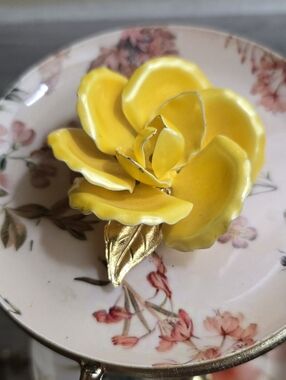 Amazing vintage yellow rose brooch